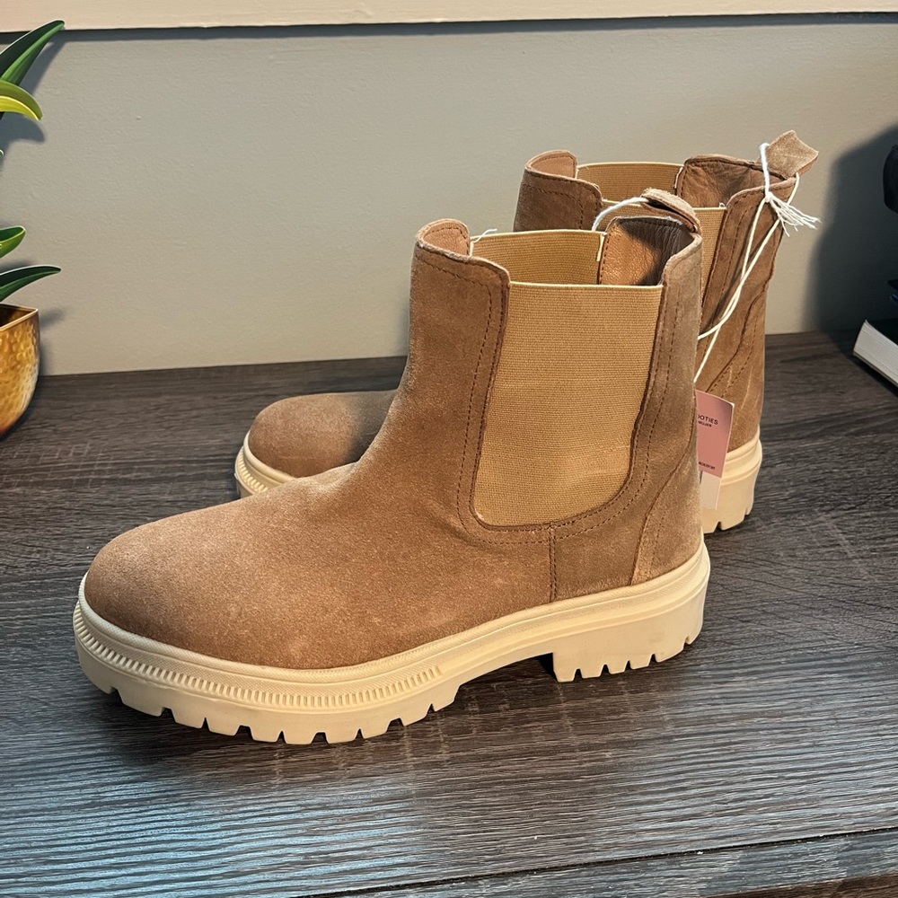 NEW Serra ladies wedge booties short boots lug soles suede tan ankle Chelsea 8.5